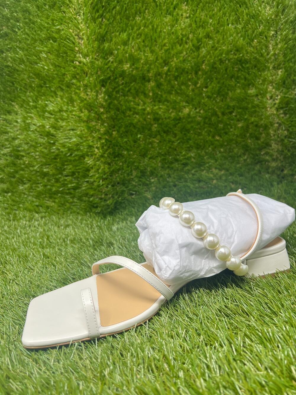 NWB Women's 9.5 Badgley Mischka Joelle Soft White Heeled Sandals